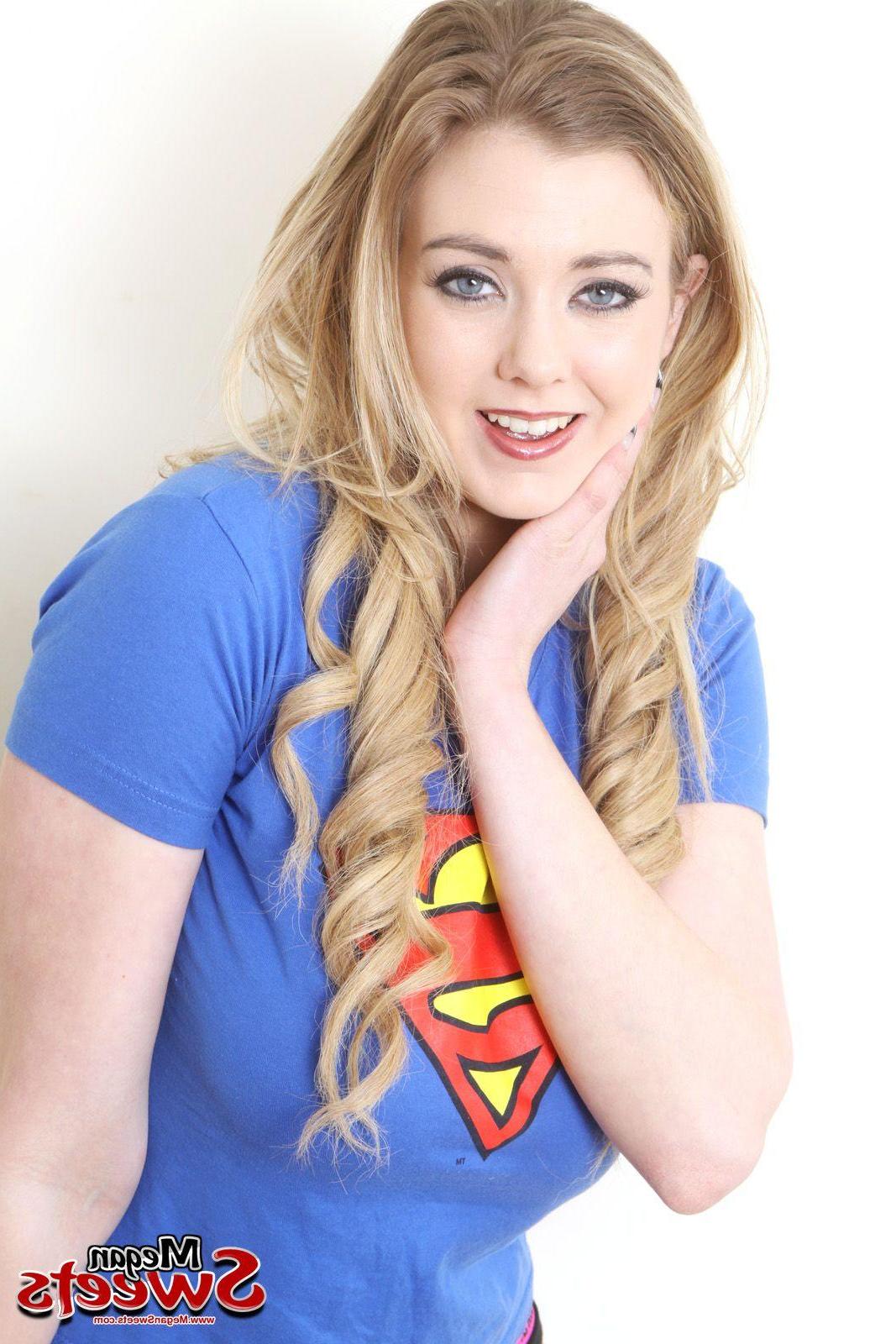 16P Pictures of Megan Sweets stripping naked for you