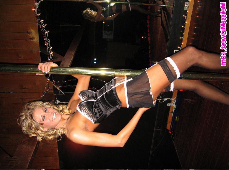 20P Pictures of Melissa Midwest working the stripper pole on Valentine's Day