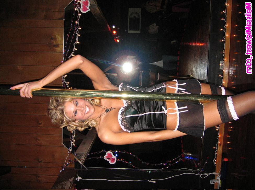 20P Pictures of Melissa Midwest working the stripper pole on Valentine's Day