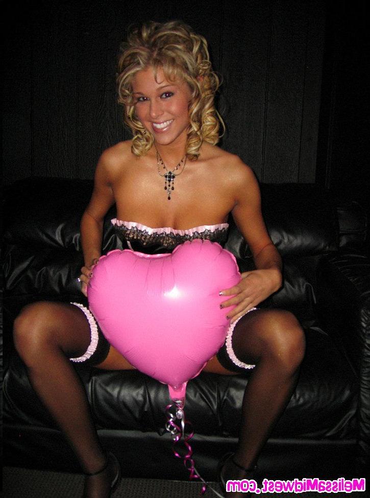 20P Pictures of Melissa Midwest working the stripper pole on Valentine's Day