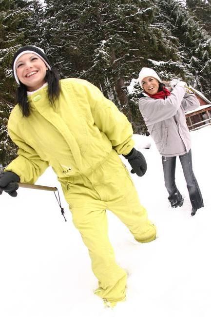 15P Pictures of teen cutie Mili Jay eating pussy on a ski trip