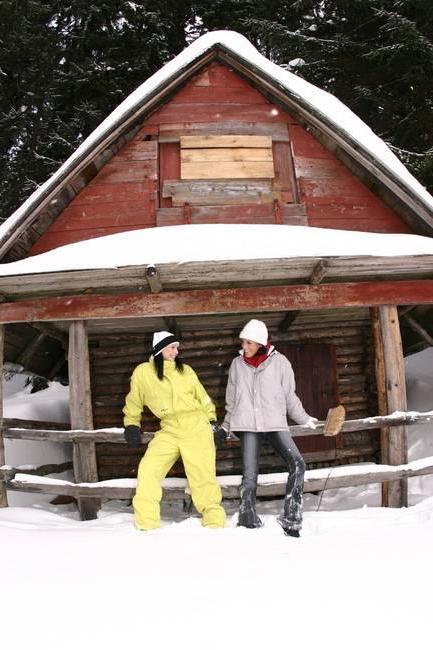 15P Pictures of teen cutie Mili Jay eating pussy on a ski trip