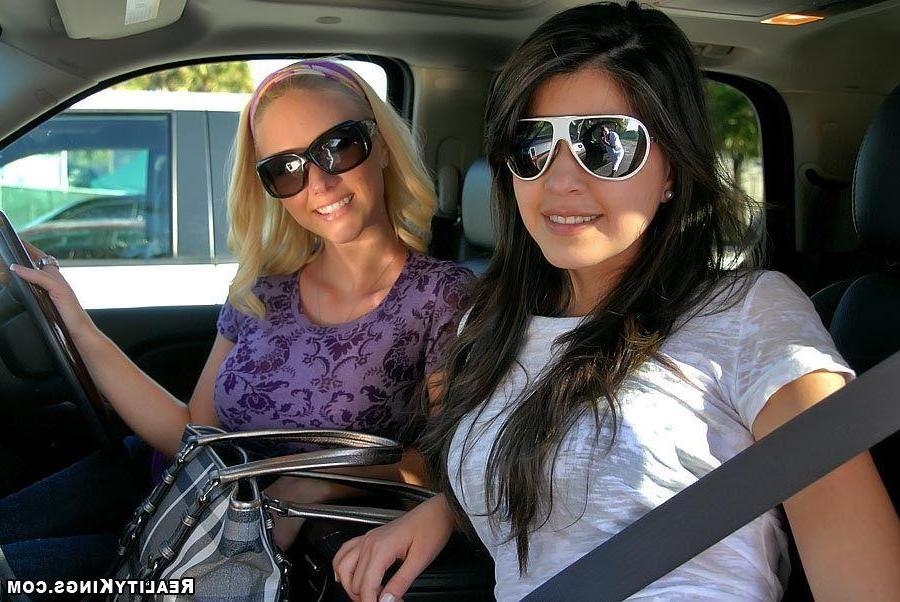 20P Pictures of Molly and Valentina eating pussy