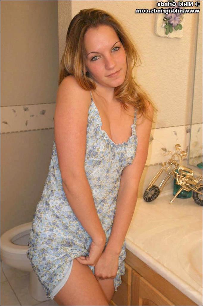 20P Pictures of teen amateur Nikki Grinds stripping down to her panties