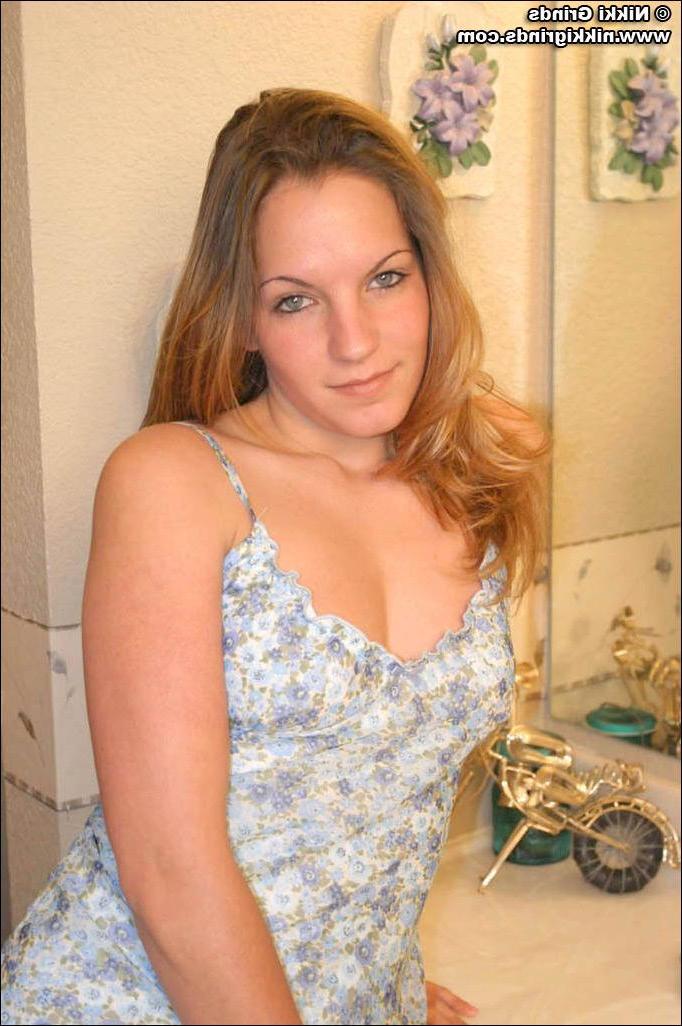 20P Pictures of teen amateur Nikki Grinds stripping down to her panties