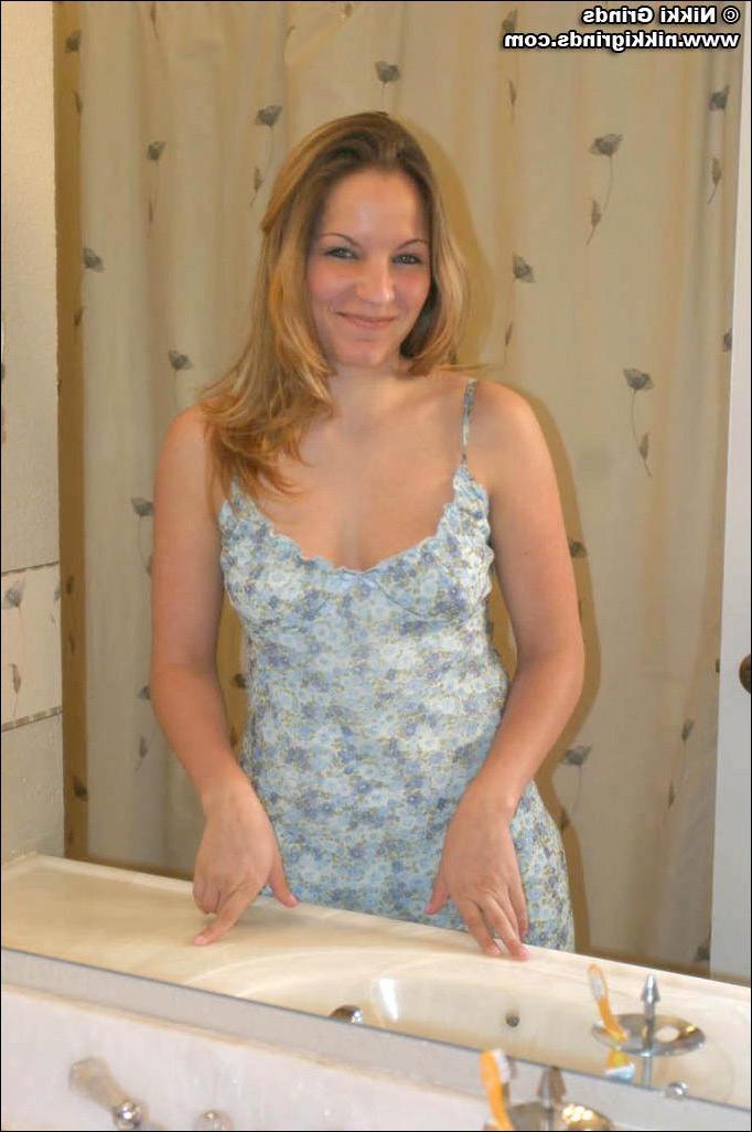 20P Pictures of teen amateur Nikki Grinds stripping down to her panties