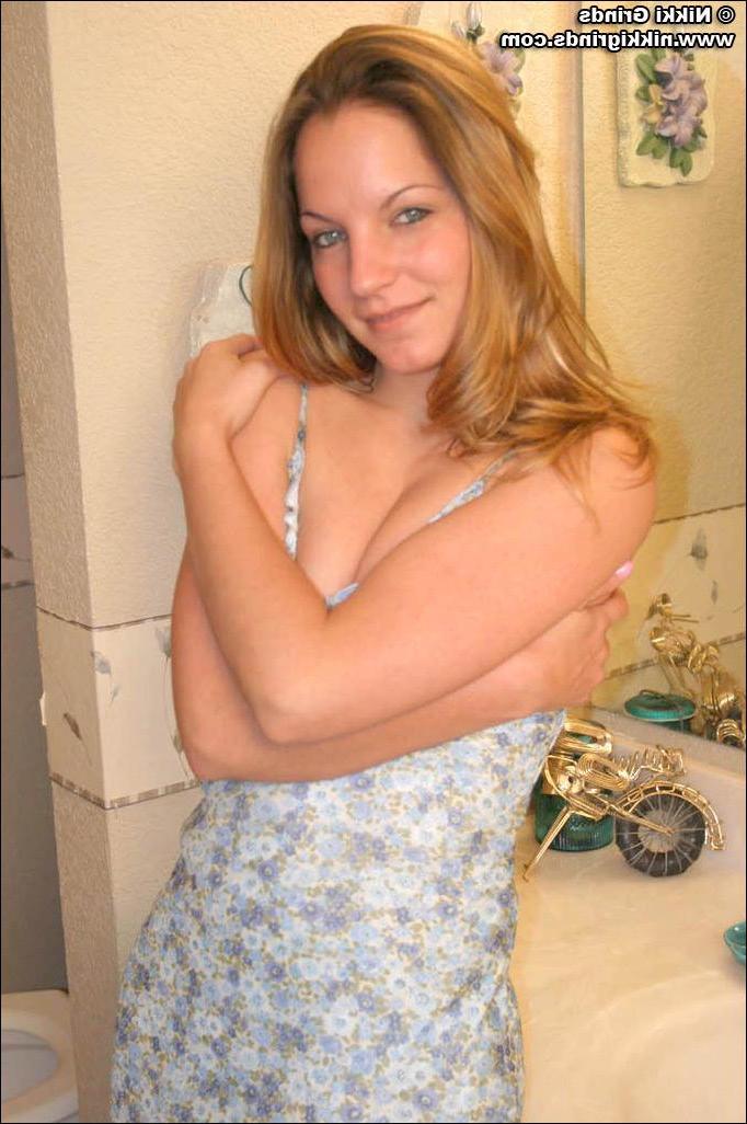 20P Pictures of teen amateur Nikki Grinds stripping down to her panties