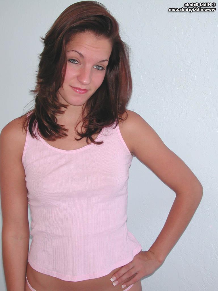 20P Pictures of Nikki Grinds stripping naked for you