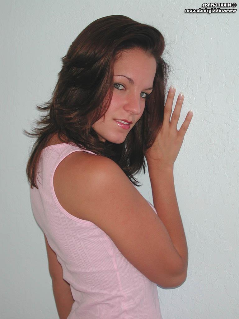 20P Pictures of Nikki Grinds stripping naked for you