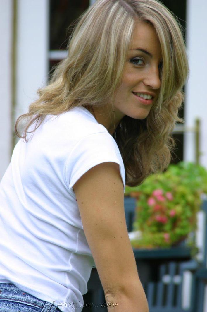 20P Pictures of teen babe Only Melanie stripping in the sun