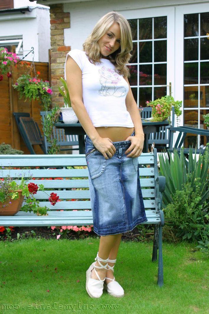 20P Pictures of teen babe Only Melanie stripping in the sun