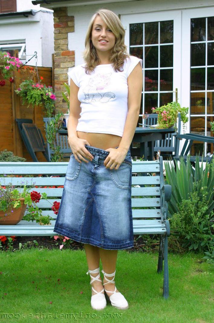 20P Pictures of teen babe Only Melanie stripping in the sun