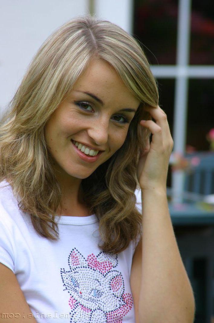 20P Pictures of teen babe Only Melanie stripping in the sun