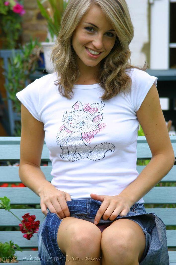 20P Pictures of teen babe Only Melanie stripping in the sun