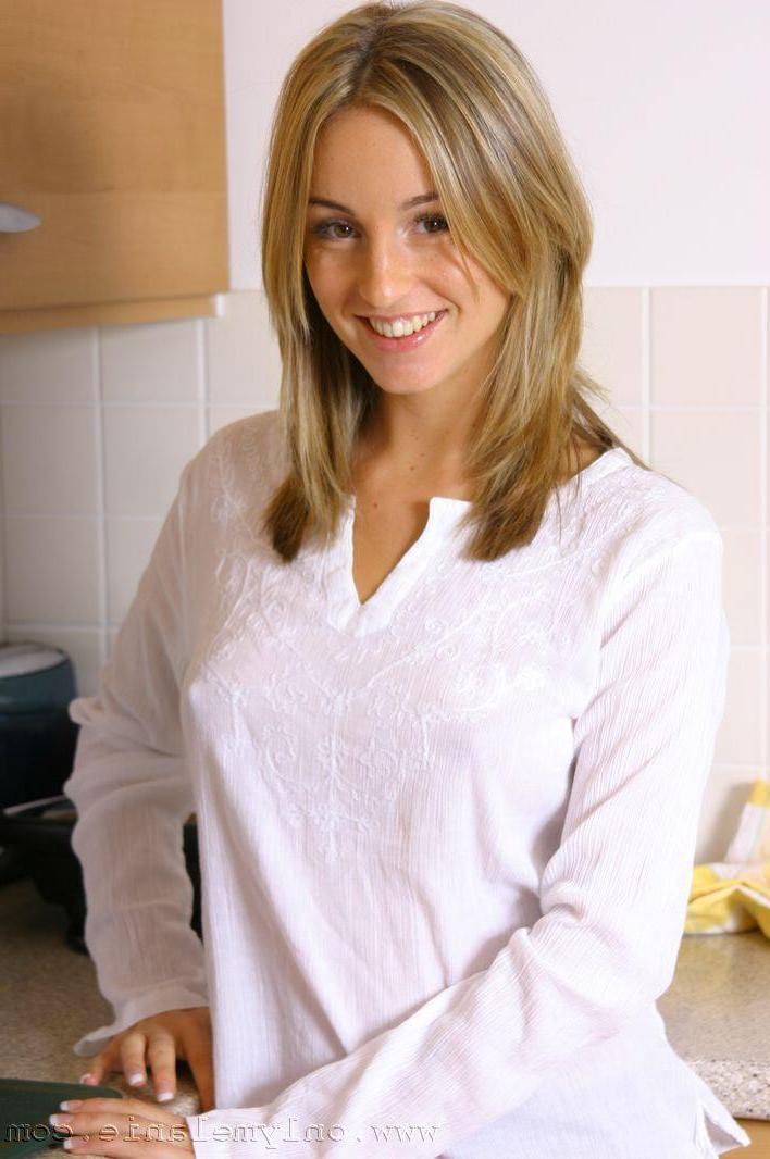 20P Pictures of Only Melanie showing you her tits