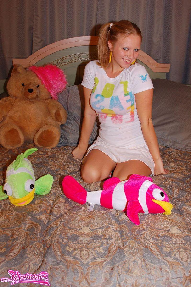 16P Pictures of teen star Passion 18 showing off her big boobs