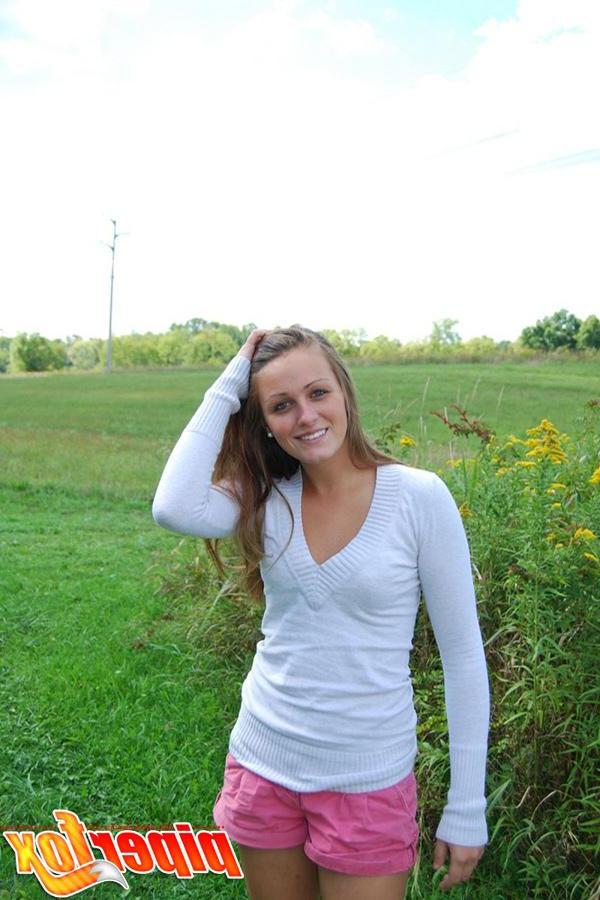 15P Pictures of Piper Fox stripping naked outside