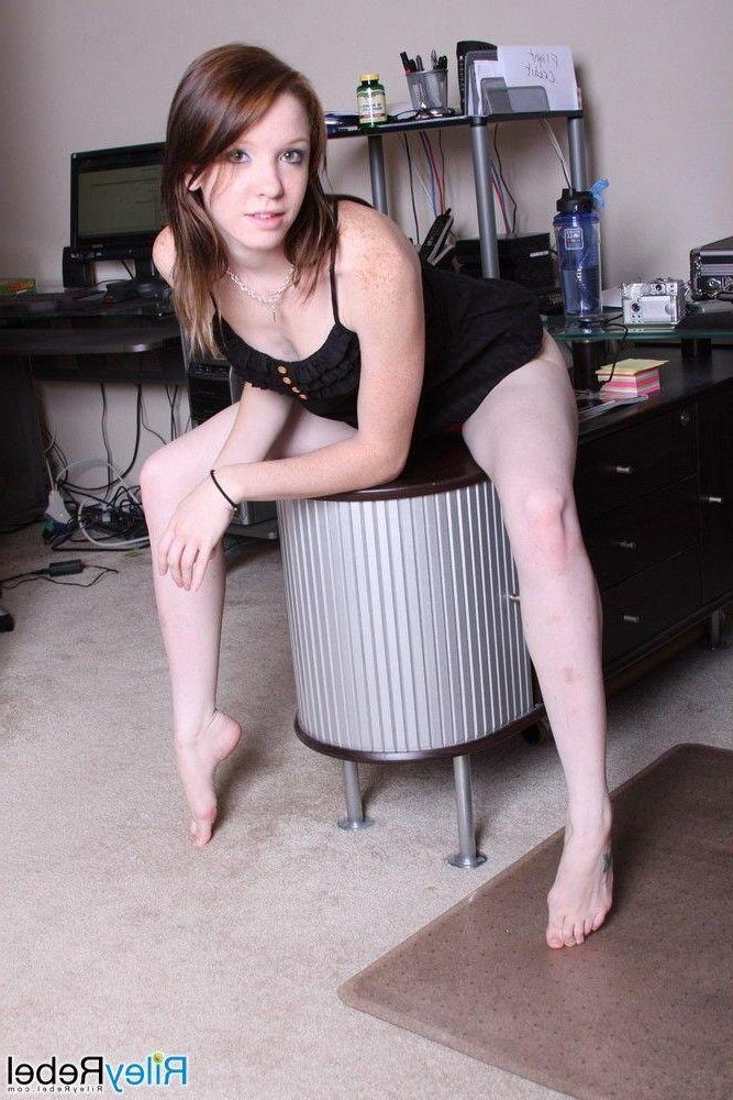 20P Pictures of Riley Rebel stripping naked just for you