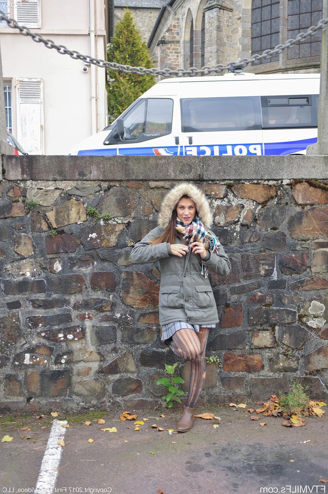15P Brunette girl Roxy flashes outside in braving the cold