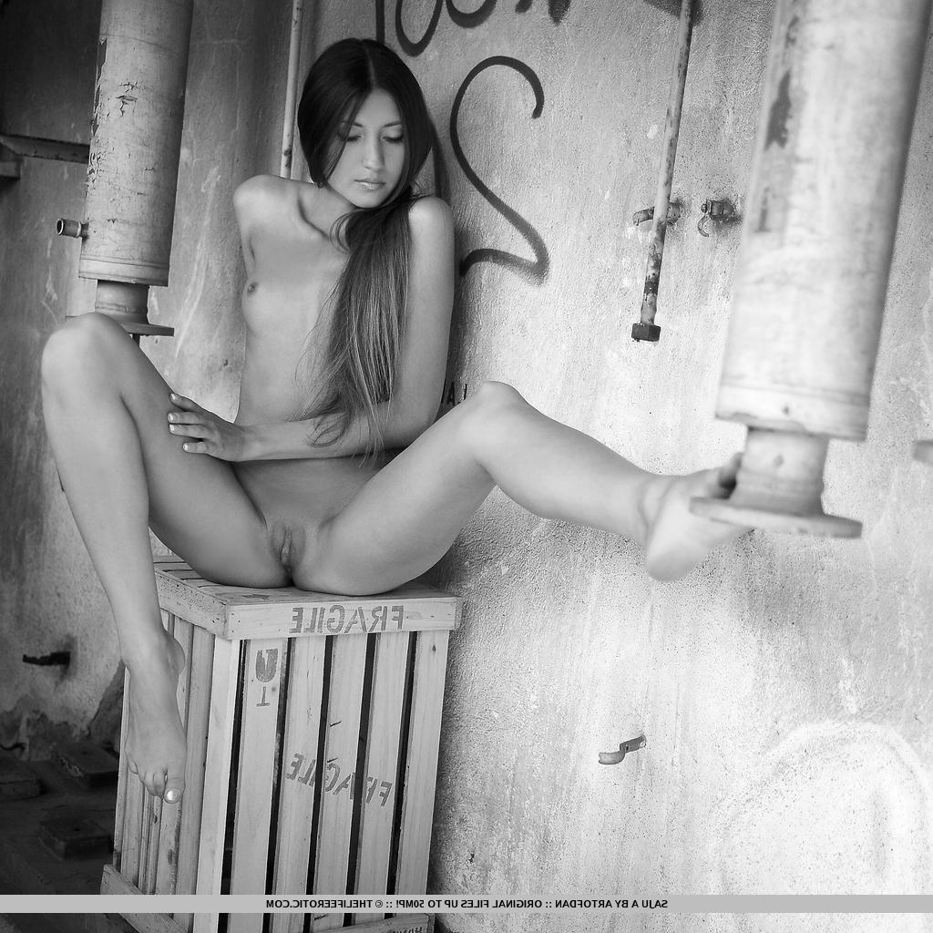 16P Brunette hottie Saju displays her sexy nude body