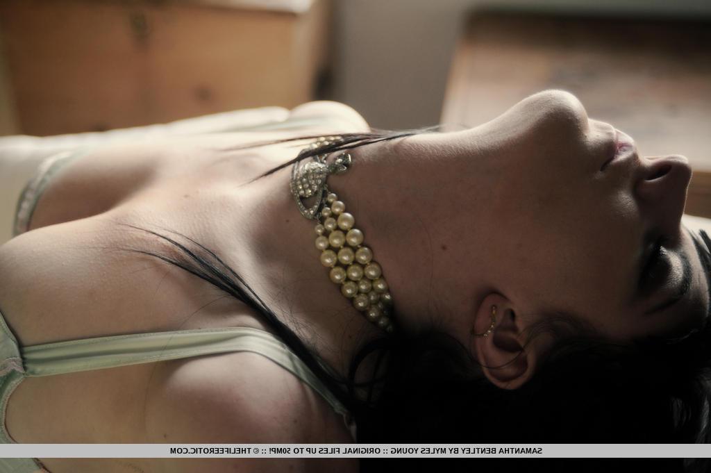16P Beautiful pinup model Samantha Bentley gets naughty in her lingerie
