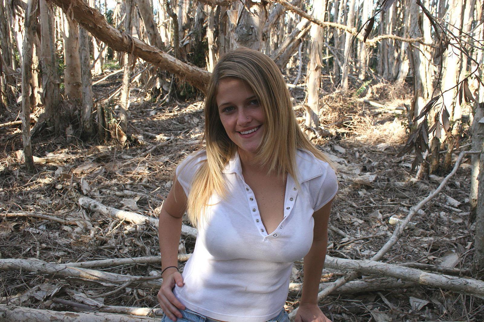 20P Pictures of Samantha Gauge stripping outside