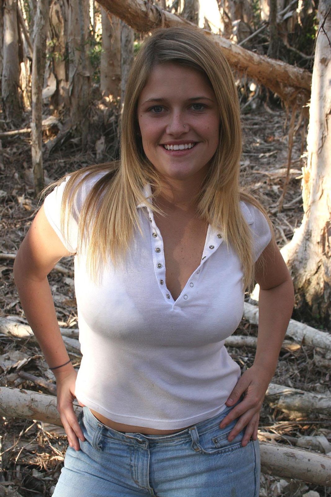 20P Pictures of Samantha Gauge stripping outside