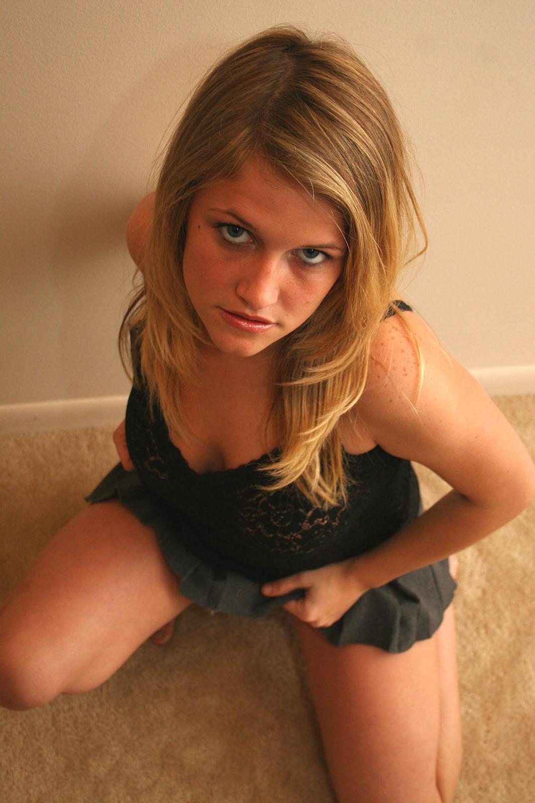 20P Pictures of Samantha Gauge shaking her booty at home