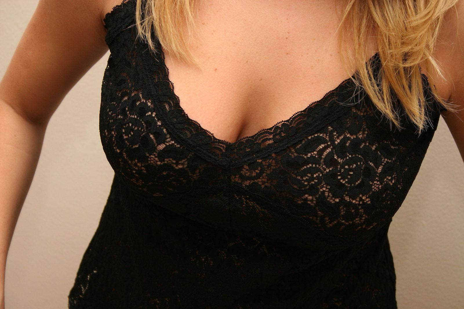 20P Pictures of Samantha Gauge shaking her booty at home