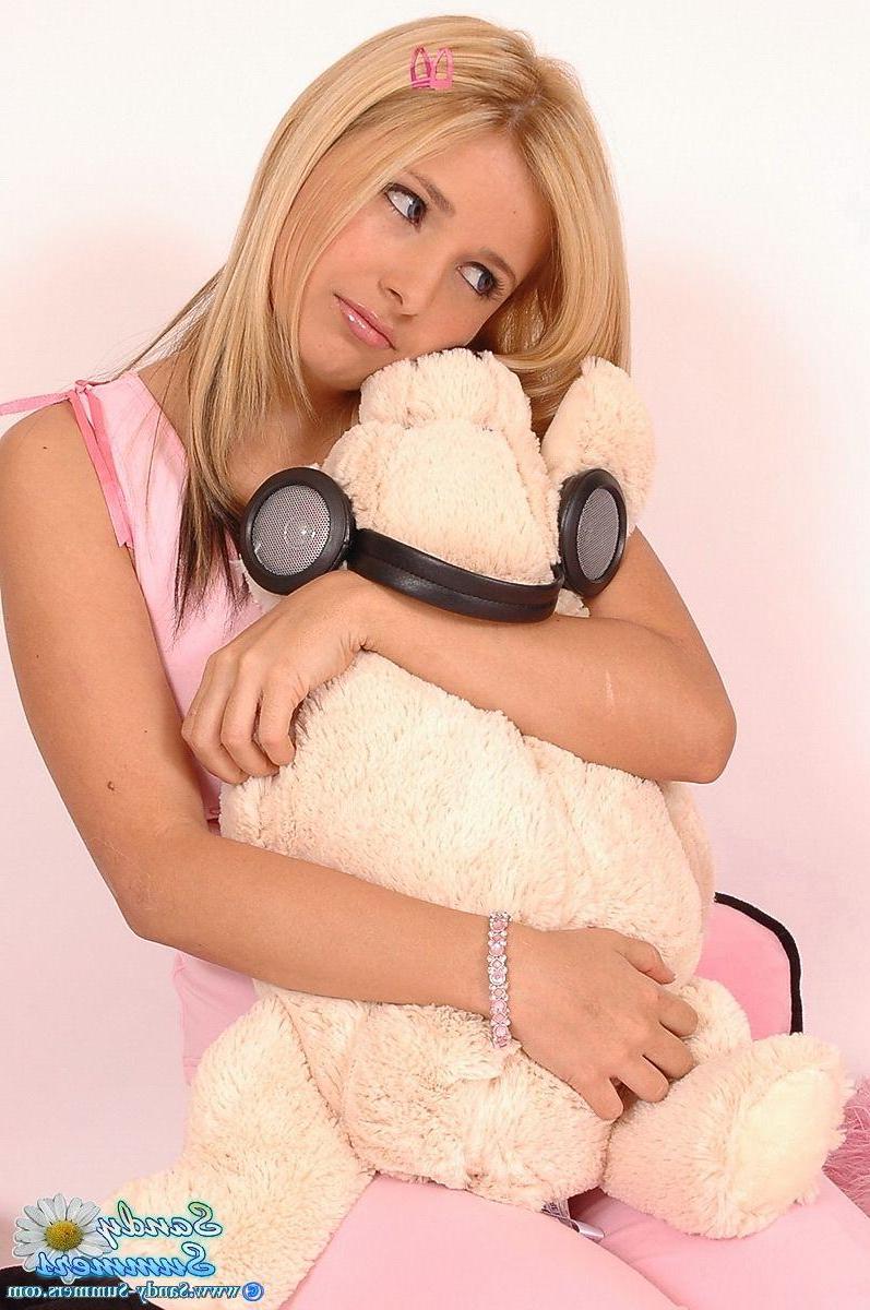 20P Pictures of Sandy Summers stripping out of her pink clothes