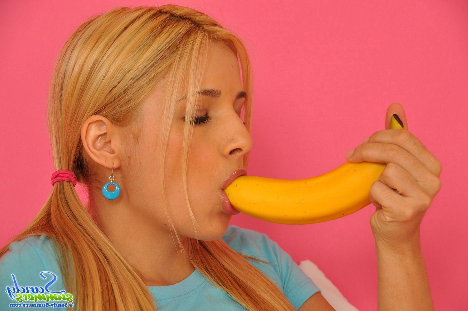 20P Pictures of teen model Sandy Summers playing with her tight twat