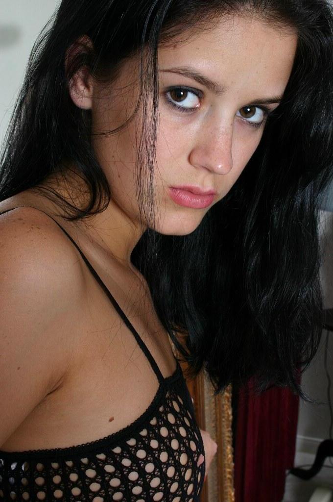 16P Pictures of Solo Sydney showing you her pussy