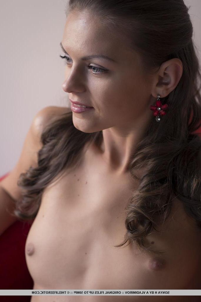 16P Stunning girl Sonya H strips down to her heels and spreads her legs