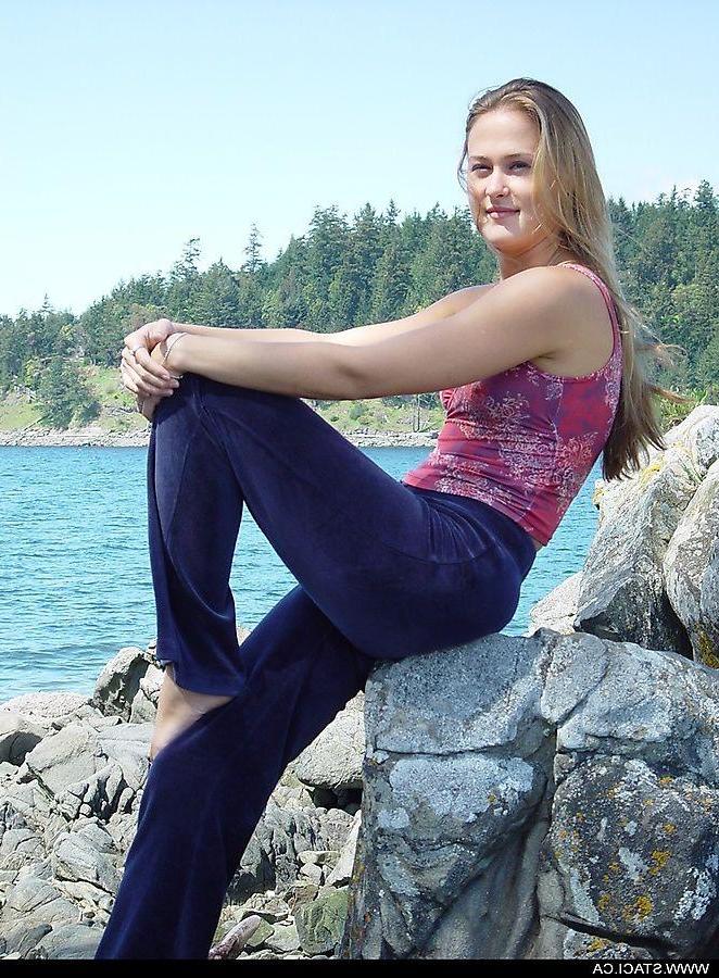 20P Pictures of teen Staci.ca stripping on the beach