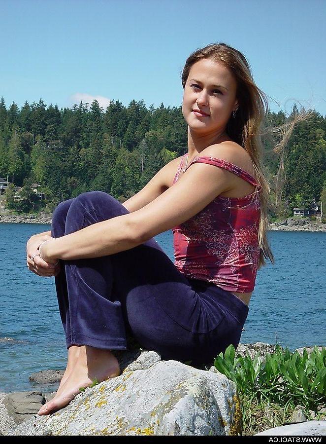 20P Pictures of teen Staci.ca stripping on the beach