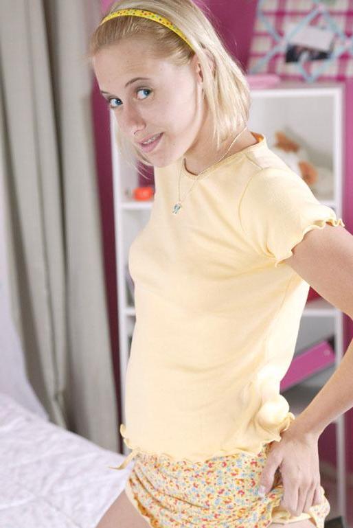 14P Pictures of teen girl Sweet Amanda stripping for you