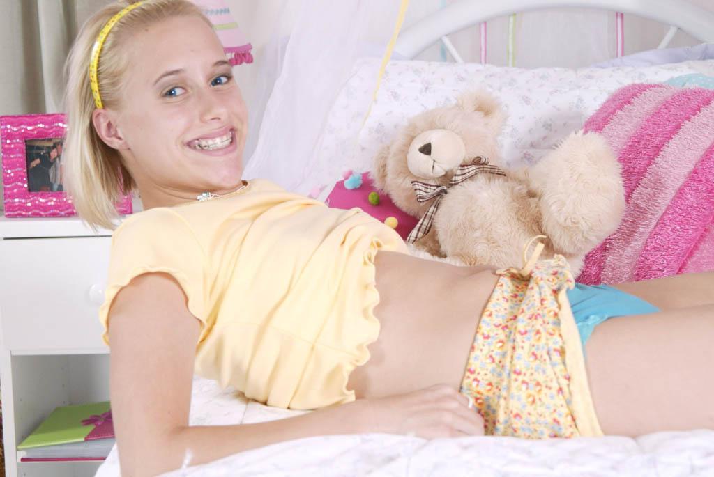 14P Pictures of teen girl Sweet Amanda stripping for you