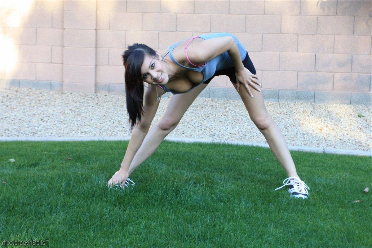 15P Pictures of Talia Shepard stripping in the back yard