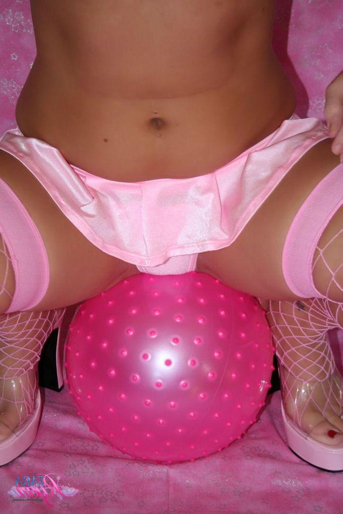 20P Pictures of Tara Ryan with a big ball between her legs