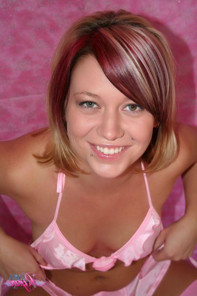 20P Pictures of Tara Ryan with a big ball between her legs