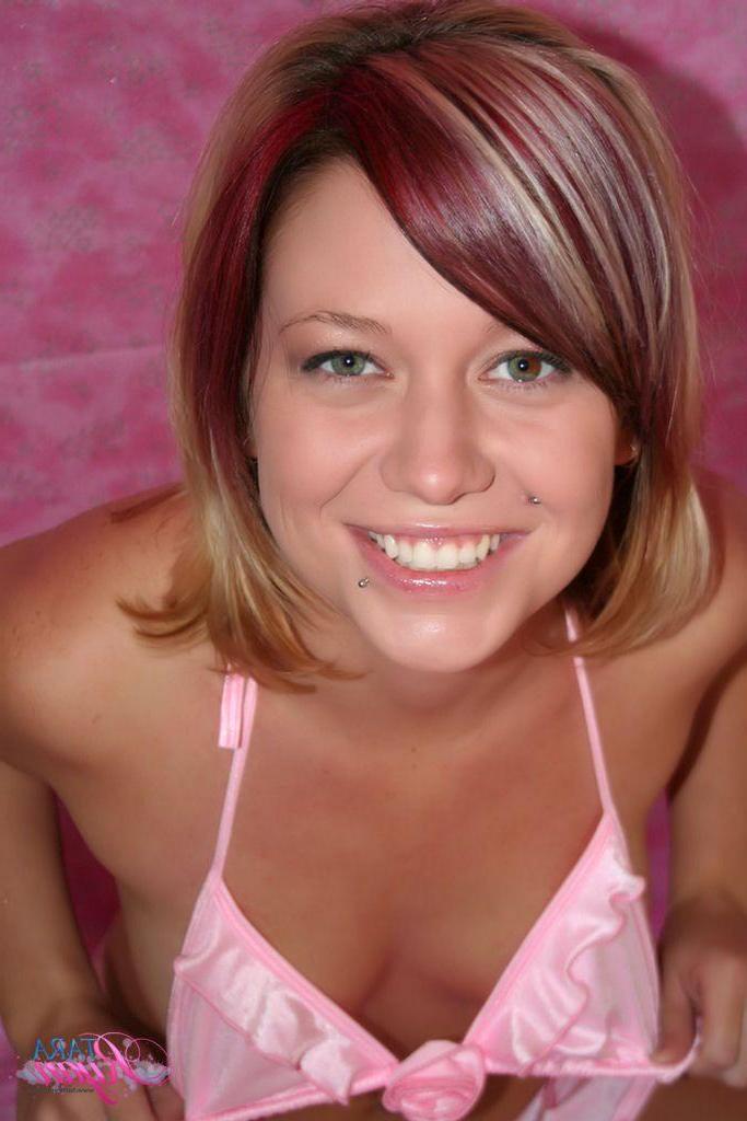 20P Pictures of Tara Ryan with a big ball between her legs