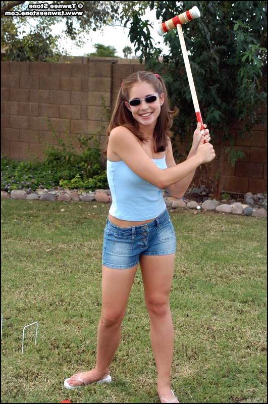 20P Pictures of Tawnee Stone stripping outside