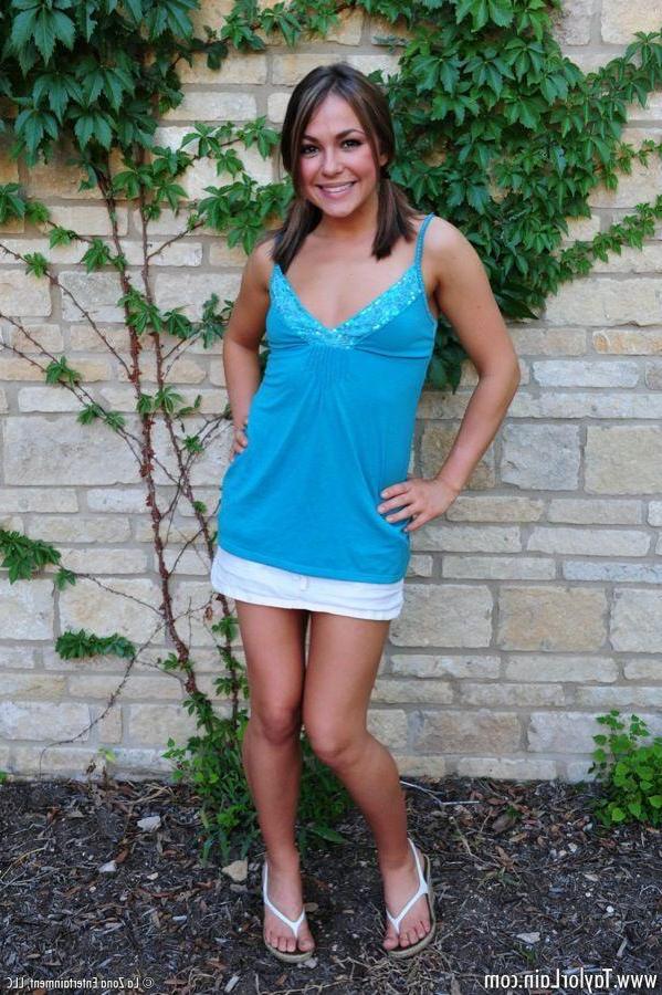15P Pictures of teen amateur Taylor Lain stripping in the back yard