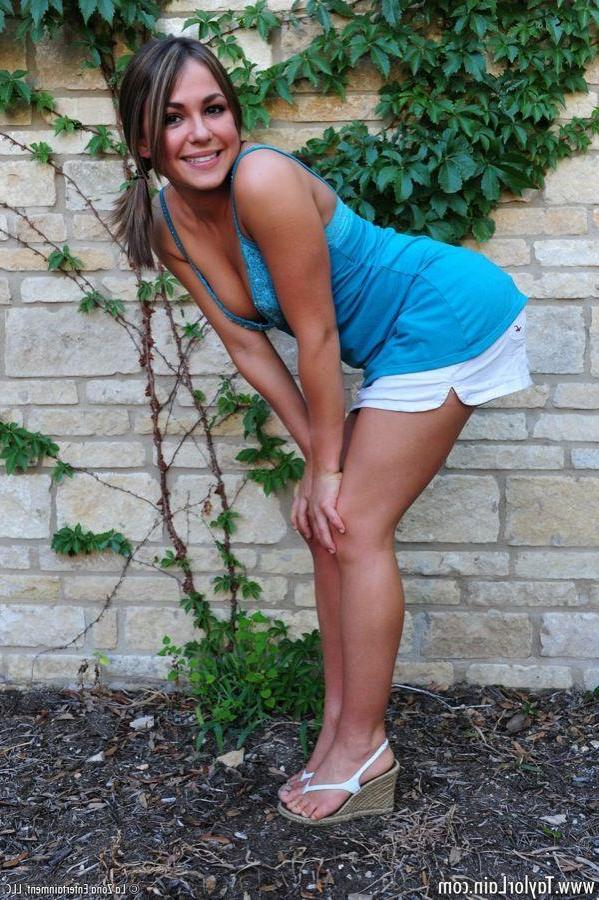 15P Pictures of teen amateur Taylor Lain stripping in the back yard