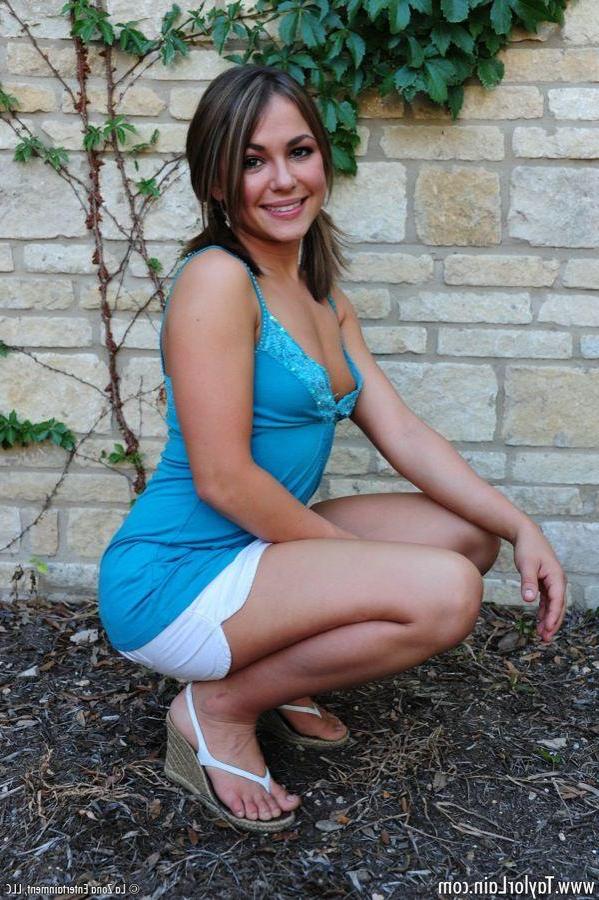 15P Pictures of teen amateur Taylor Lain stripping in the back yard