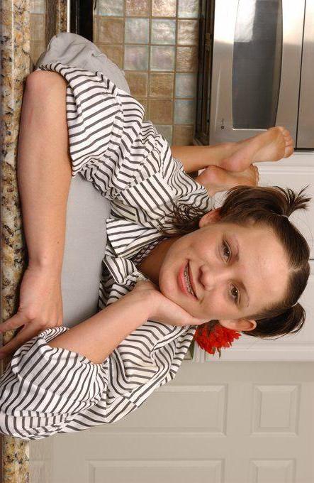 15P Pictures of Teen Emery pleasuring her tight holes