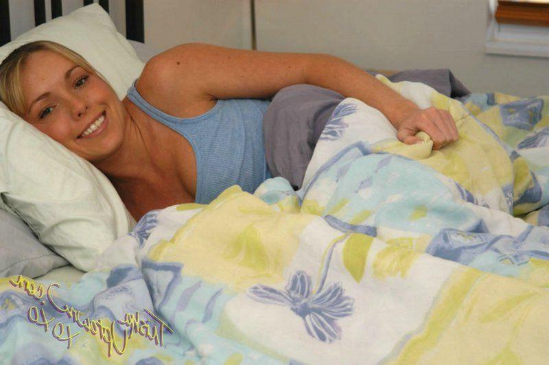 20P Pictures of teen amateur Trisha Uptown fucking herself in bed