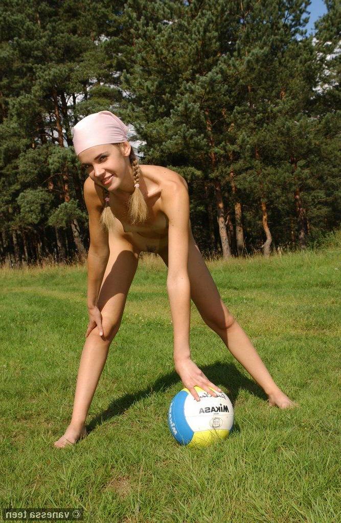 15P Pictures of Vanessa Teen playing some kinky ball outside