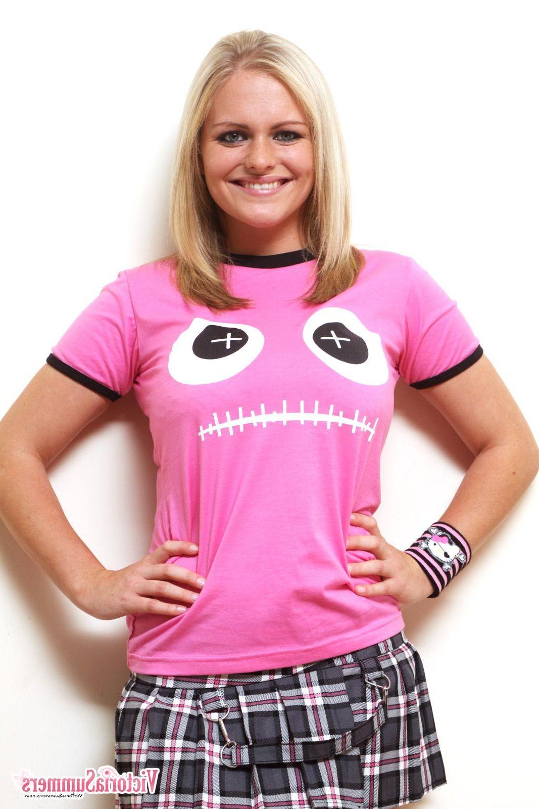16P Pictures of teen cutie Victoria Summers showing her big boobs