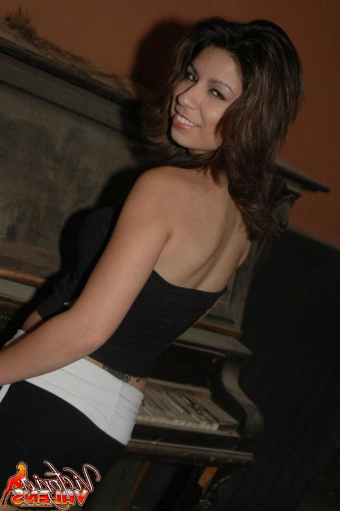 15P Pictures of Victoria Valens stripping naked
